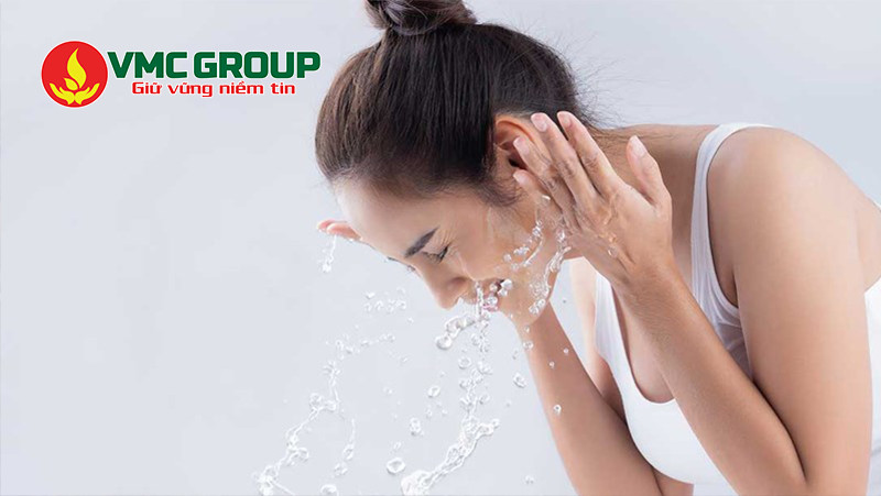 Nước cất có thể dùng để rửa mặt, giảm viêm nhiễm