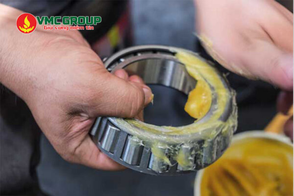Mỡ chịu nhiệt giúp bôi trơn thiết bị, động cơ trong nhiều ngành công nghiệp